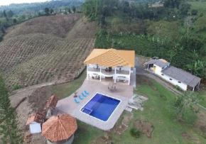 Finca con Piscina Privada cerca a Filandia